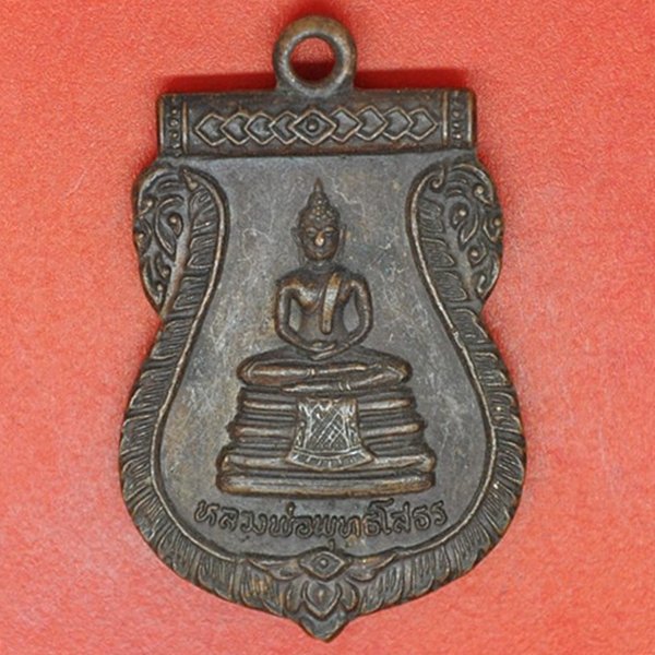 หลวงพ่อพุทธโสธร หลัง พระประธานวัดหนองโพธิ์