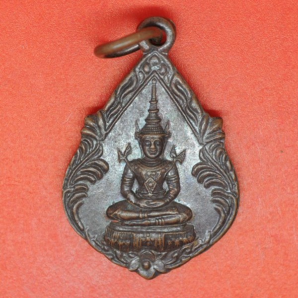 พระทรงเครื่องจักรพรรดิ์ วัดถ้าแฝด