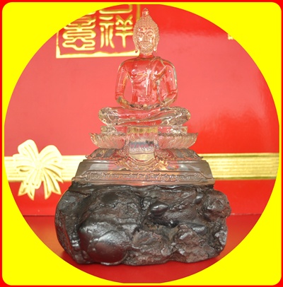 พระแก้วใส วัดท่าซุง ประดิษฐานบนก้อนแร่เหล็กไหล